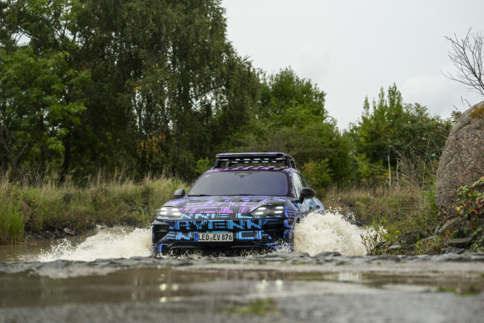 Wasser macht weder Batterie noch Türdichtung etwas aus. Im Offroad-Modus fährt das Fahrwerk auf die höchste Position. (Bild: Porsche)